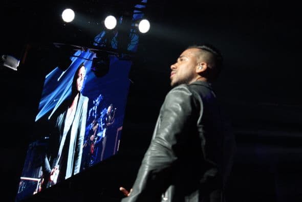 El Rey de la Bachata tuvo casa llena en el Toyota Center este miércoles, ve aquí las mejores imágenes de la noche.