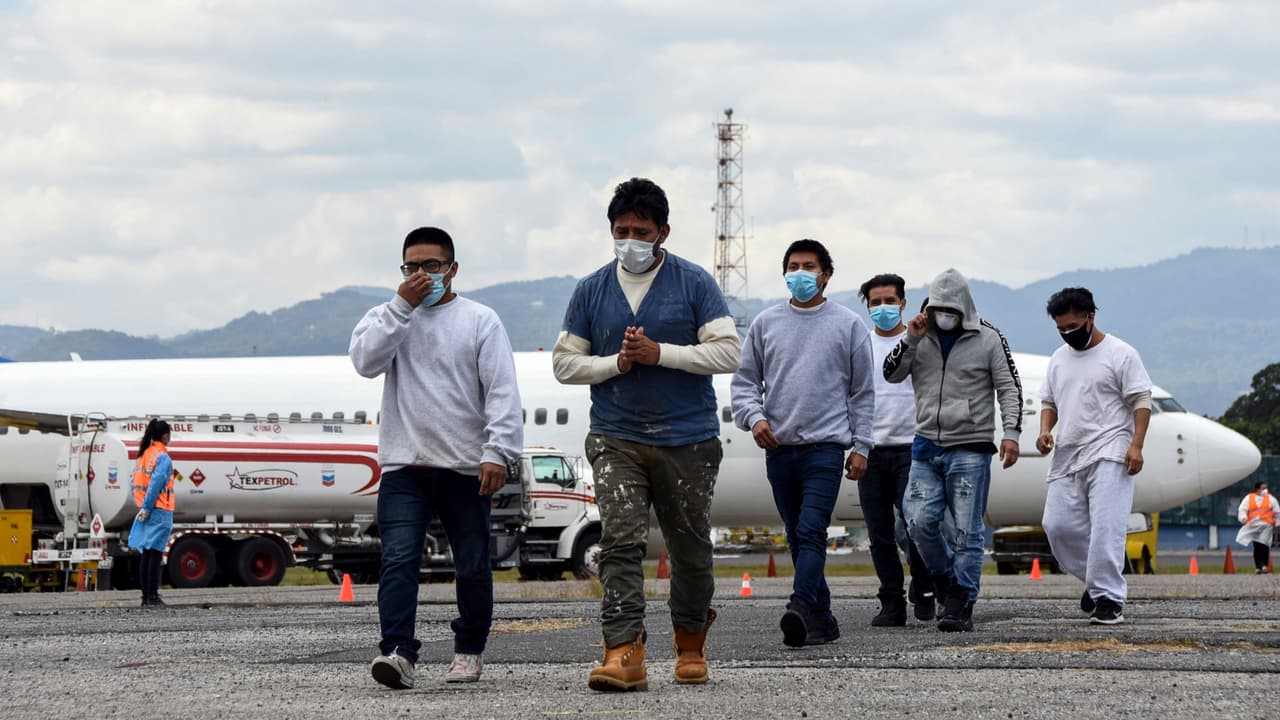 Seguirán las deportaciones: juez de Texas para la orden del presidente Biden de congelarlas por 100 días