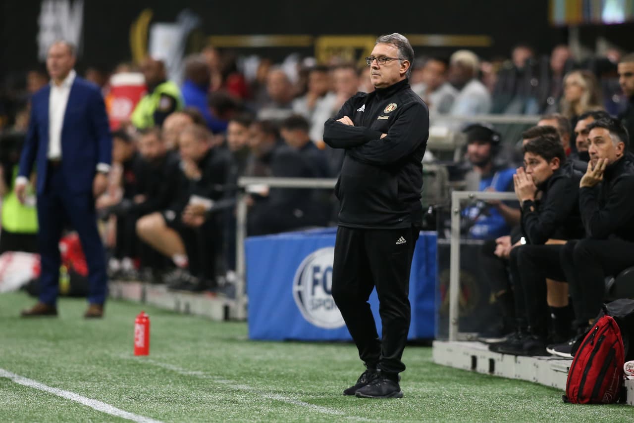 El entrenador argentino Gerardo 'Tata' Martino reclamó por la jugada y desde entonces comenzó a dar indicaciones desde la zona técnica.