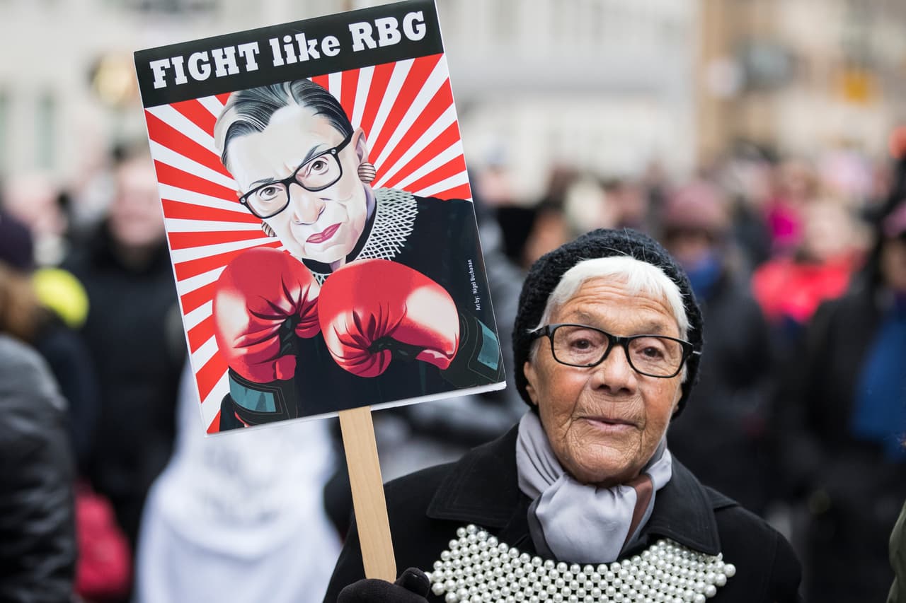 Muchos estadounidenses encontraron inspiración en Ruth Bader Ginsburg para luchar por sus causas. Esta fotografía muestra un cartel con la imagen de la magistrada en la ‘marcha de las mujeres’ frente a la torre Trump de Nueva York, el 18 de enero de este año. En la tarde del viernes 18 de septiembre de 2020, el canal CNN reportó el fallecimiento de la jueza por complicaciones de cáncer de páncreas.