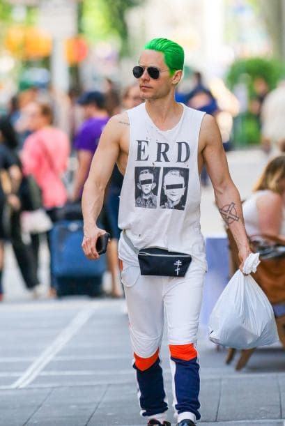 ¡No, por favor! Ya no sabemos que es peor en el look de Jared Leto si su vestimenta o el color de su cabello. Que alguien lo ayude.