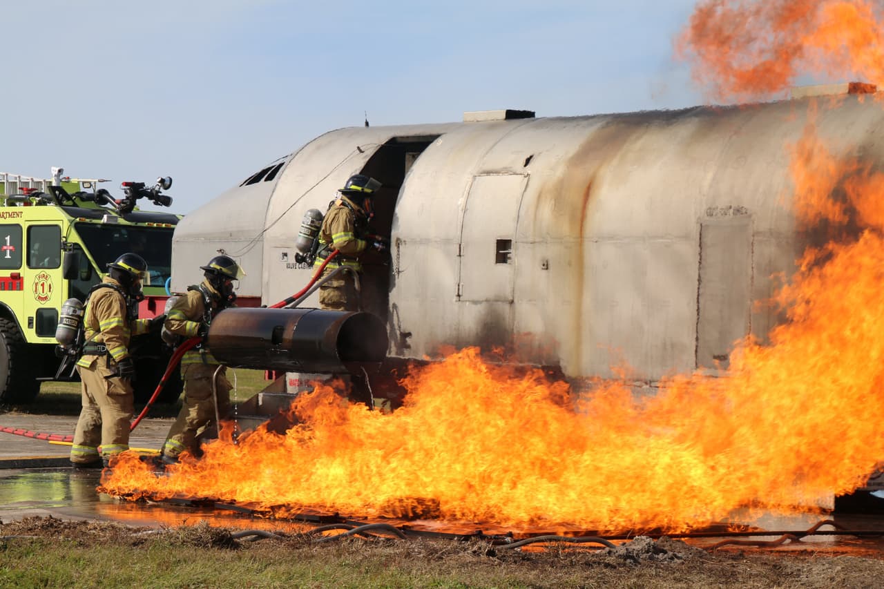 Realizan simulacro de accidente en el aeropuerto de Lakeland Linder del condado de Polk