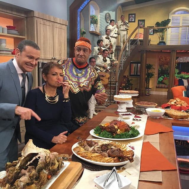¡Miren quién estaba probando el desayuno de hoy! ¡María Antonieta Collins con las manos en la masa!