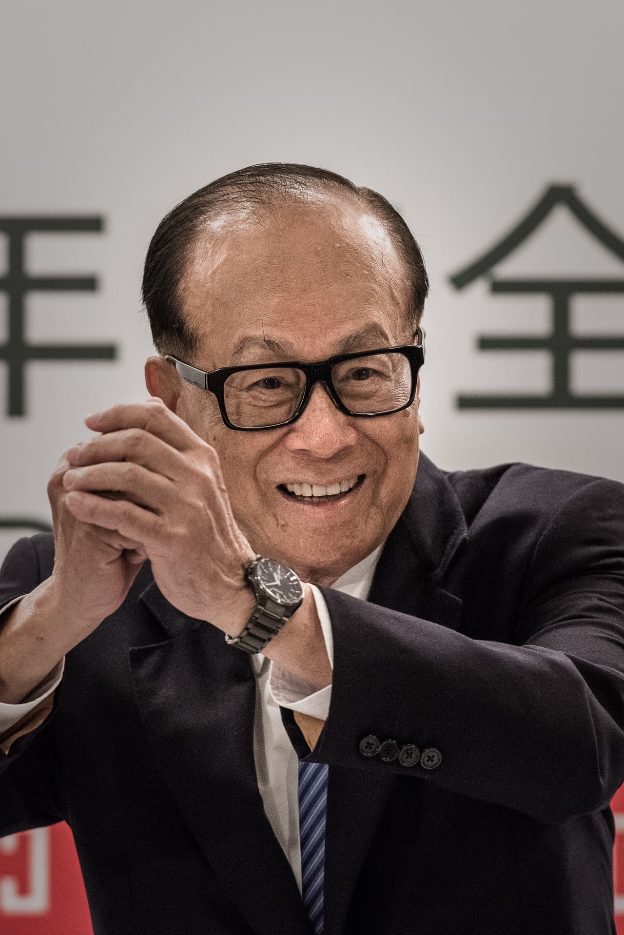 Li Ka-shing. Es el ciudadano más acaudalado de Asia y uno de los hombres de negocios más famosos y reconocidos del mundo, por eso ocupa un lugar en este conteo. Su fortuna se estima en $35,600 millones de acuerdo a la revista Forbes. Es un orgulloso padre de Richard y Victor.