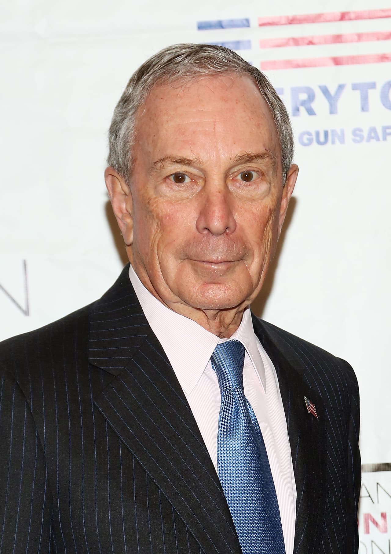 Michael Bloomberg. Michael Rubens o ´Mike’ Bloomberg como algunos le dicen, es un empresario y político de Estados Unidos y es fundador de la compañía de información financiera Bloomberg L.P. Sus retoños son Georgina y Emma.