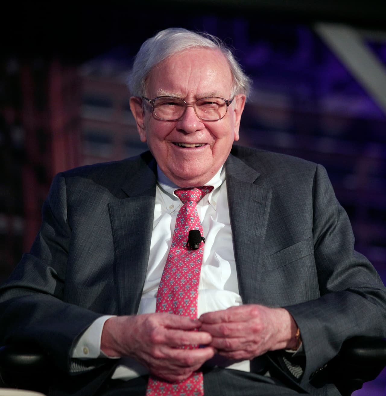 Warren Buffett. En cuestión de negocios Warren Edward Buffett sale ganando, pues es considerado uno de los más grandes inversionistas en el mundo, además de ser el mayor accionista y director ejecutivo de Berkshire Hathaway. Sus hijos son tres: Howard, Peter y Susan Buffett.