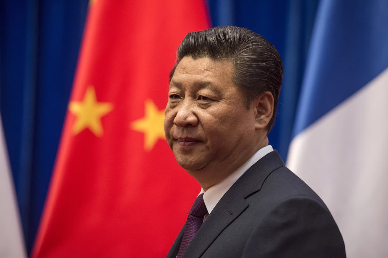 Xi Jinping. Ser presidente del país más poblado del mundo no ha de ser cosa fácil por ellos Xi es considerado uno de los papás y hombres más poderosos. La paternidad le llego con su hija Xi Mingze.