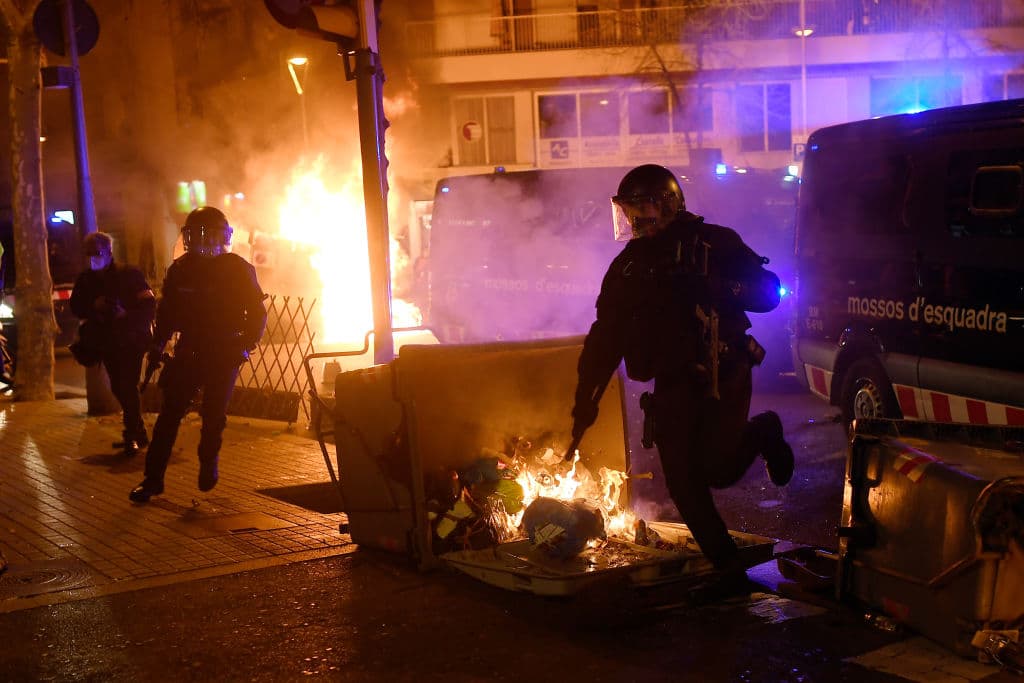 La policía regional de Cataluña rompe una protesta en favor del rapero Pablo Hasel.