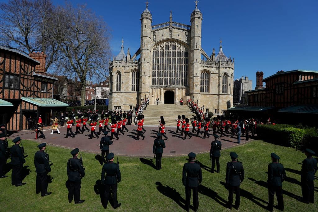 Miembros de las fuerzas armadas marcharon en las afueras de la capilla, previo a la llegada del féretro.