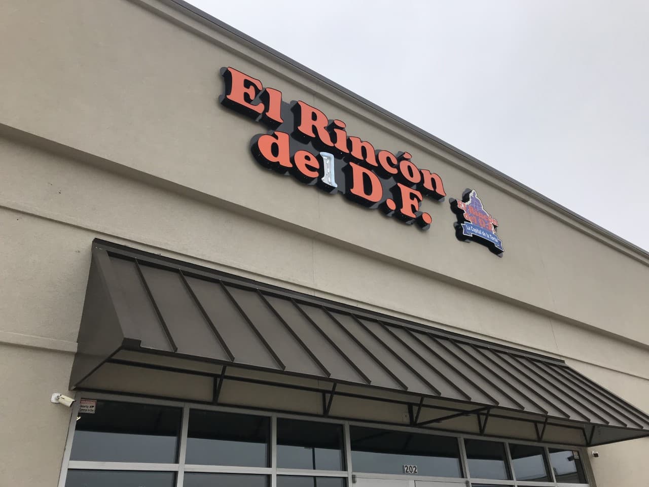 Quiso abrirlo en mayo y luego en julio, pero no pudo, fueron varios obstáculos dice.
<br>“Primero la naturaleza, después los trámites, después el Covid, después un accidente, después la enfermedad de uno mismo” explica.
<br>