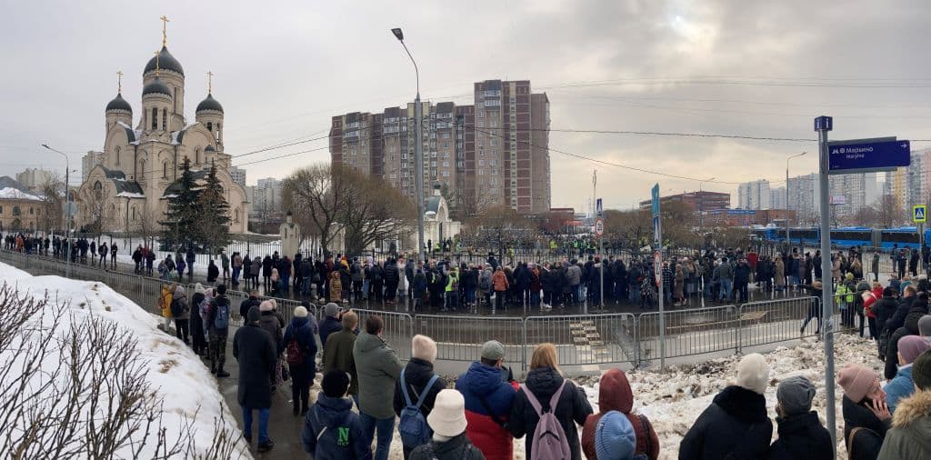 Miles se reúnen frente a la iglesia en el distrito de Maryino en Moscú para el funeral del difunto líder de la oposición rusa Alexey Navalny.