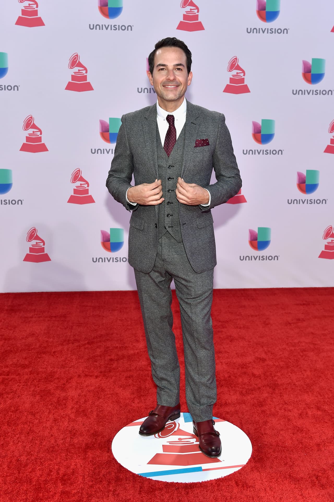 2015. Carlos Calderón es un amante de la formalidad, y con este look caminó por la alfombra y acaparó las miradas.