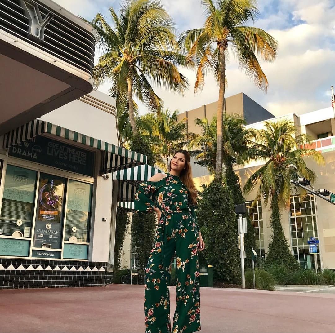 La conductora mexicana posó una sofisticada pieza con estampado tropical y hombros al descubierto entre las palmeras de Miami. El corte holgado en las piernas y la cintura ceñida la hace ver casual y con clase. Los profesionales de la moda recomiendan esta prenda para eventos semiformales como un cóctel.
<br>