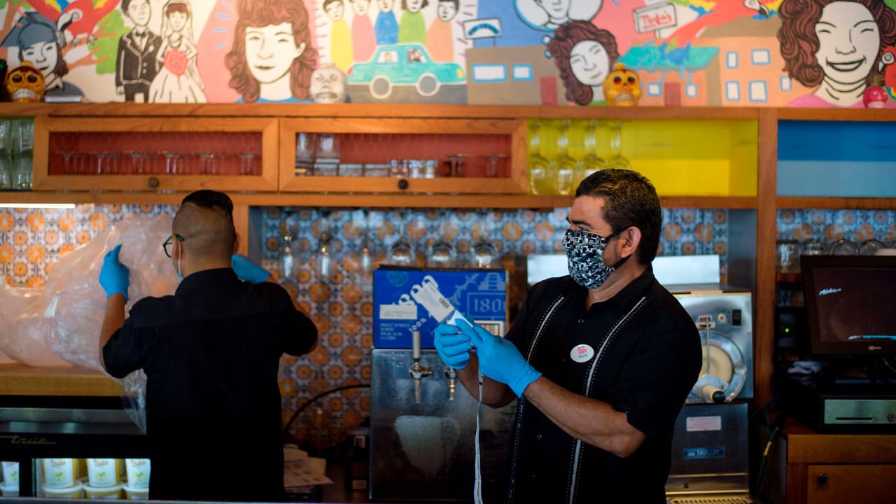 El uso de mascarillas por parte de los trabajadores es una de las órdenes.