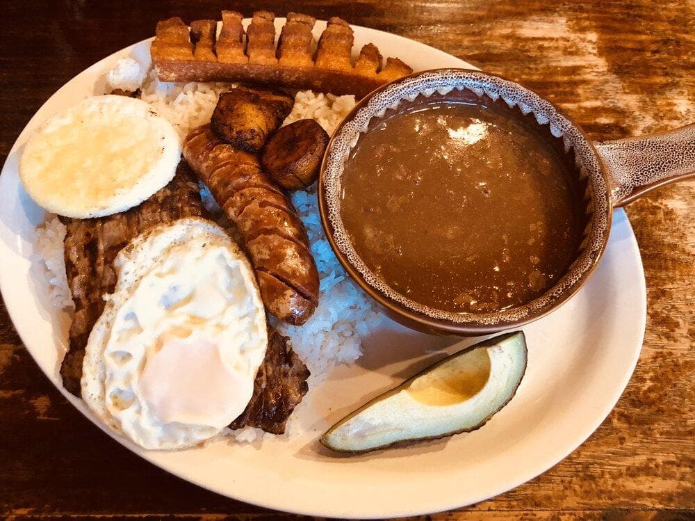 ¿Qué tal una bandeja paisa? ¿Un sancocho? ¿o quizá un Ajiaco? Para todo lo que sea 
<b><a href="https://www.univision.com/local/philadelphia-wuvp/mejor-comida-colombiana-de-filadelfia-este-2022-fotos">cocina colombiana</a></b>, Filadelfia tiene un lugar para disfrutarla.
