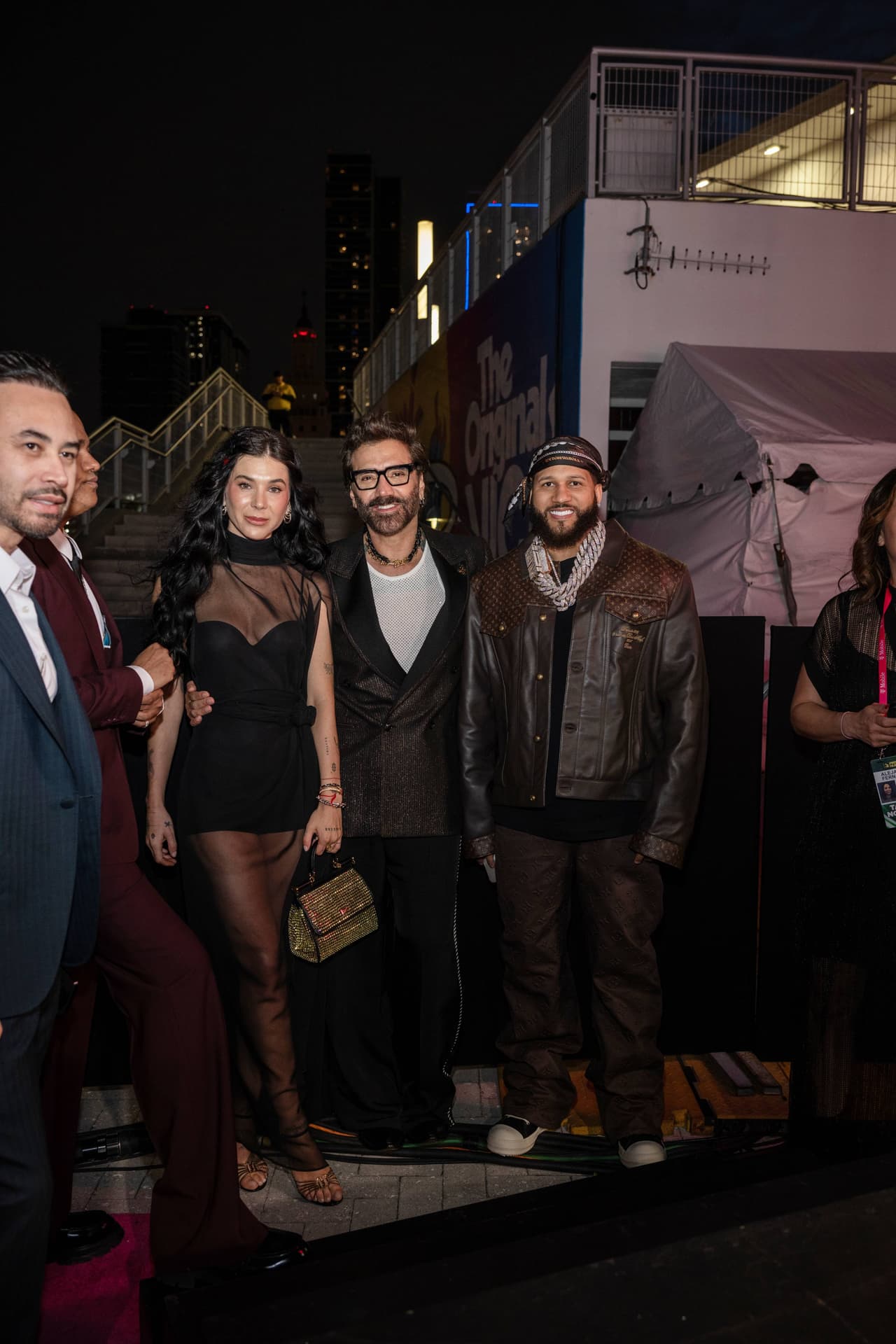 Alejandro Fernández detrás de cámaras junto a su novia Karla Laveaga.
