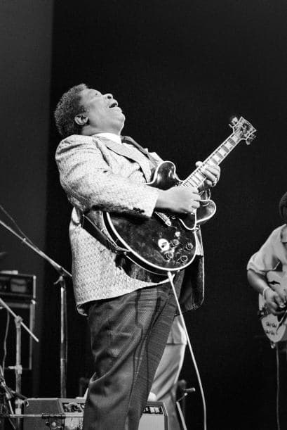 Pero gracias a la música logró salir adelante. A la edad de 12 años compró su primer guitarra con tan solo 15 dólares. También formó parte de un coro gospel.