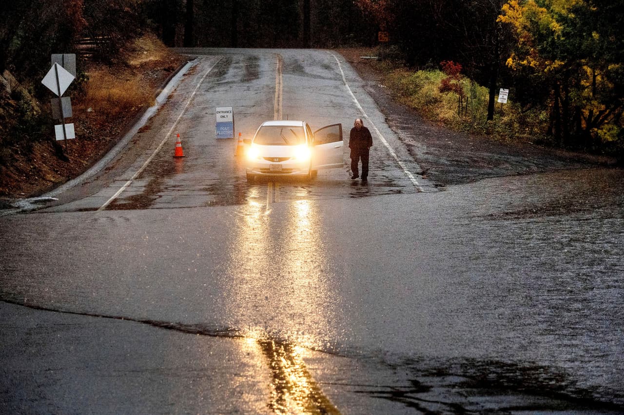 El lago Madrone desbordado sobre la autopista Oro Quincy, en el condado de Butte, a unas 50 millas al norte de Sacramento. El valle central de Sacramento recibió 5.4 pulgadas (13.7 centímetros) de lluvia en un día, rompiendo un récord que databa de 1880, según dijo el servicio meteorológico.