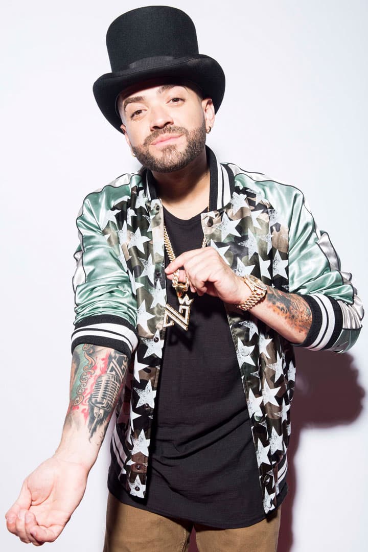 El cantante nos mostró el tatuaje que tiene en el antebrazo derecho, donde se puede ver un micrófono.