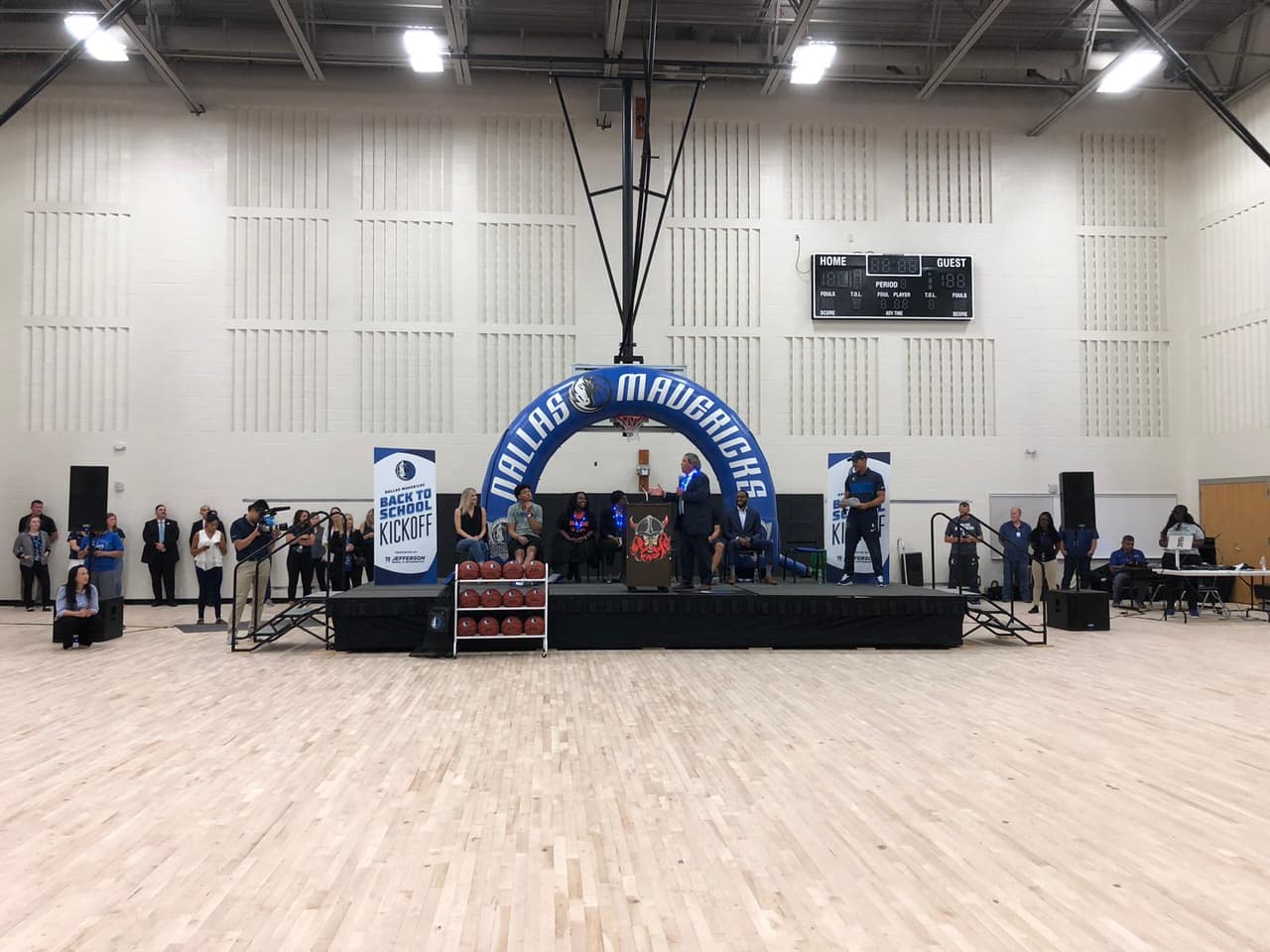 Estas donaciones se hicieron después de recibir recomendaciones de maestros y entrenadores de secundaria y preparatoria en las escuelas de Dallas ISD.