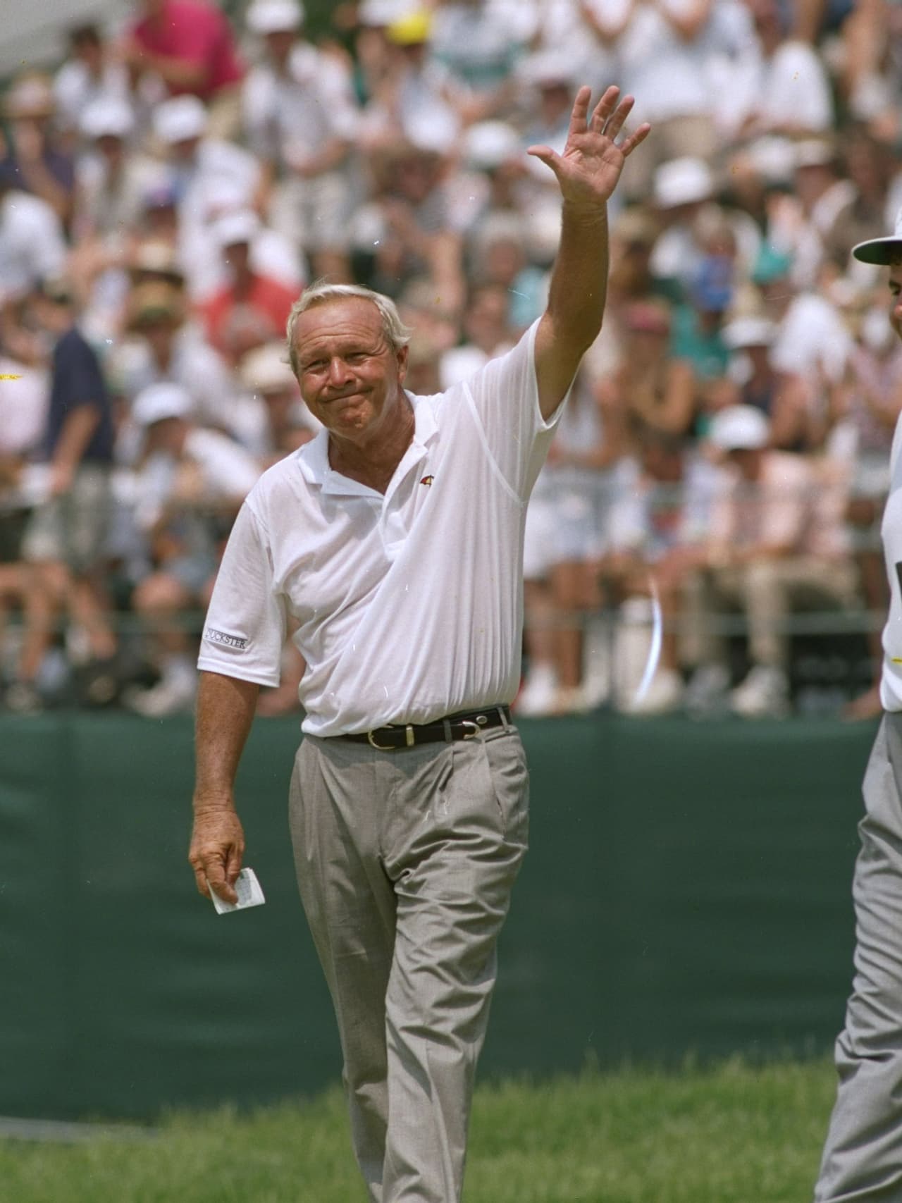 <b>Despedida</b>
<br>el golfisa, Arnold Palmer, abandona el campo de gol de su participación18 en el U.S. Open, la última en su carrera, ocurrió un 17 de junio de 1994.