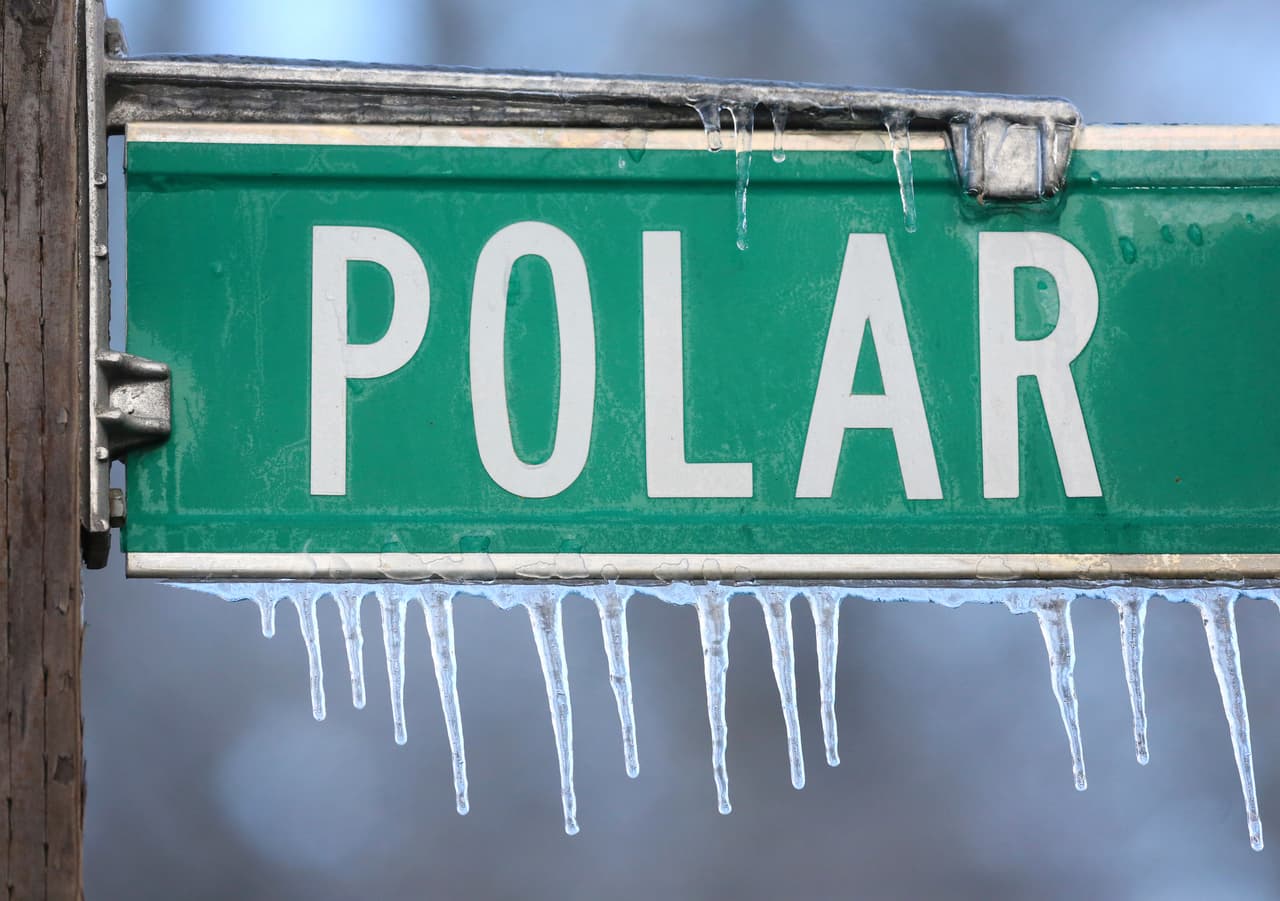 Una señal de una calle con la palabra "polar" congelada en Eugene, en Oregón.