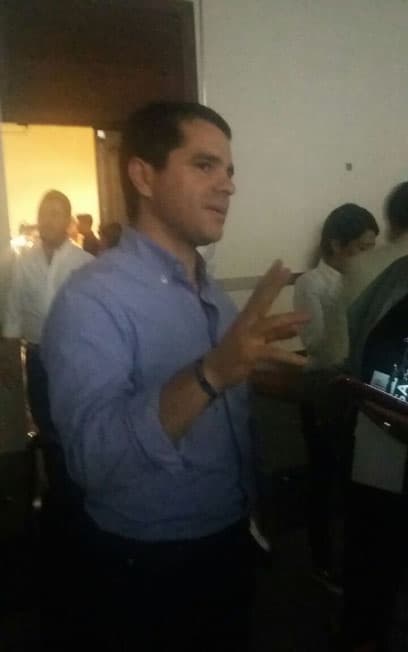 Desde muy joven se metió a la administración pública en varios puestos.