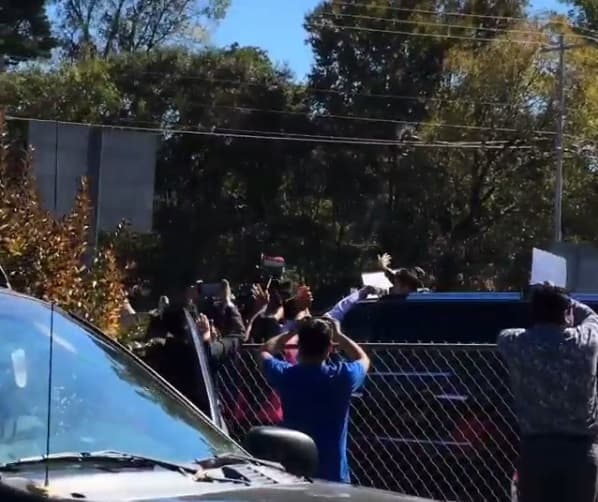 "Gracias, muchas gracias a todos", decía Larry, quien fue perseguido por la prensa que trataba de hacerle algunas preguntas.