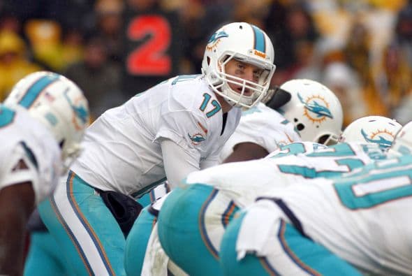 Los fanáticos de los Dolphins ya no hablan de la controversia Incognito/Martin, ni si Ireland o Philbin estarán con el equipo en el 2014, sino que pasan horas calculando… ¡porque tenemos chance de ir a los playoffs! Al principio de la temporada, y sobre todo, después de perder -casi deshonrosamente- contra Tampa Bay y Buffalo, los comentarios sobre Miami eran negativos. Qué si las novatadas, qué si Tannenhill, qué si el running game, qué si la línea ofensiva, que si… qué se yo… Pero ahora, las cosas han cambiado y solo se mencionan las posibilidades que tenemos de jugar en enero. ¡Ay, bendito! Bueno, después de este encontronazo con los portadores de las terribles toallas amarillas, donde salimos vencedores … por media pulgada… 34-28, ya todo me parece posible. Arriba Tannenhill (20 de 33, para 200 yds); arriba Wake and Odrich; arriba Thomas (105 yds, un TD en 16 acarreos); arriba Clay con sus dos TD y arriba Philbin, que mantiene el invicto en la revisión de las jugadas (obtuvo el cambio de “incomplete pass” a TD de Hartline). ¡Arriba, Dolphins, seguimos cuesta arriba!