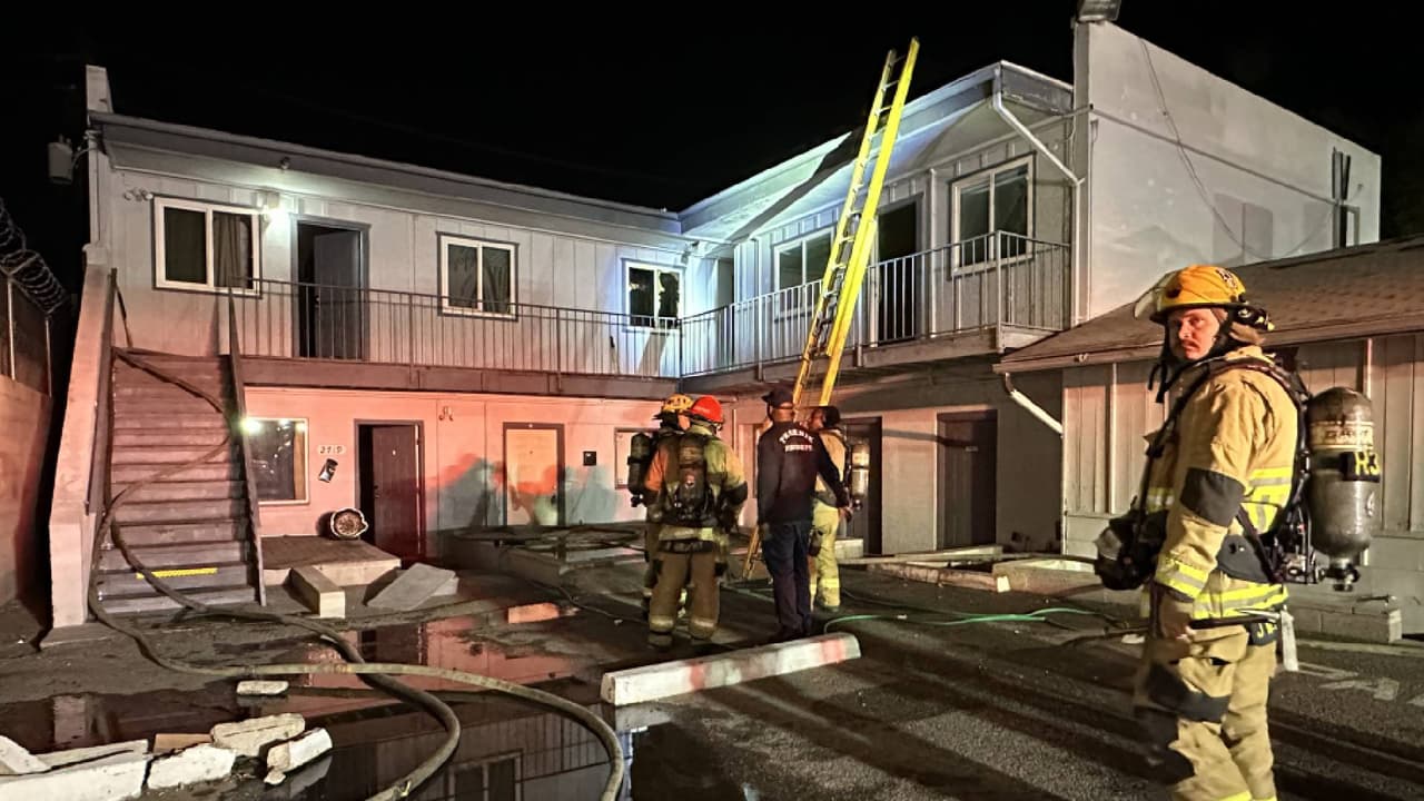 Al llegar al lugar encontraron un denso humo saliendo de una ventana en el segundo piso, por lo que rápidamente desplegaron su equipo para trazar líneas de contención y evitar que las llamas siguieran creciendo.