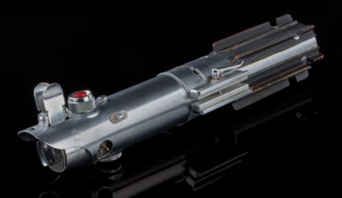 El arma 'Lightsaber' que usara el actor Mark Hamill protagonizando a Luke Skywalker en 'A New Hope' y 'Empire Strikes Back', de Star Wars. Valor en subasta: $150,000 – $250,000.