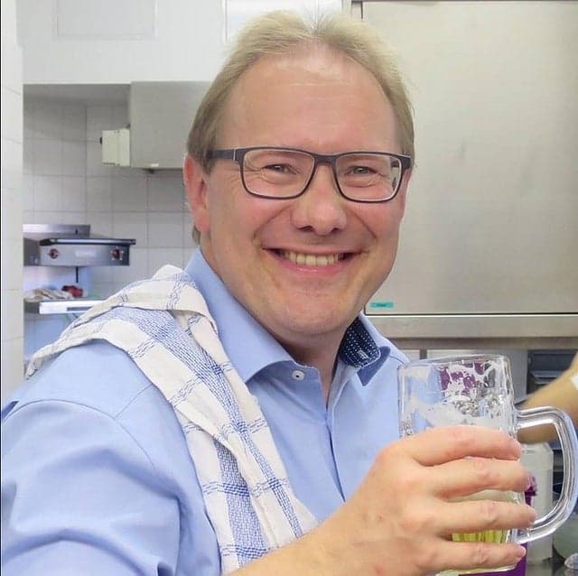 Pero 
<b>Naasón Joaquín García </b>es solo uno de los muchos líderes religiosos que han enfrentado un escándalo. 
<b>Thomas Eschenbacher,</b> sacerdote alemán, tuvo una polémica idea para atraer más feligreses a sus misas...