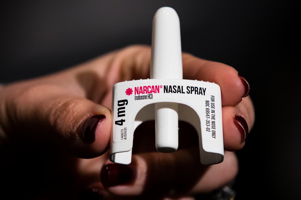 Un recipiente con Narcan, una sustancia que revierte los efectos de una sobredosis, es mostrado durante un entrenamiento para trabajadores de la salud en Philadelphia.