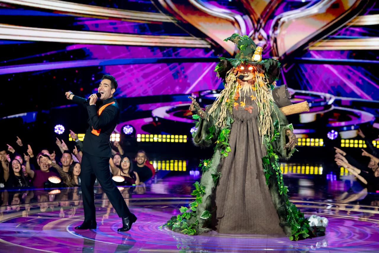 ¡Fuera máscara! fue el grito que acompañó el destape de Hechicera.