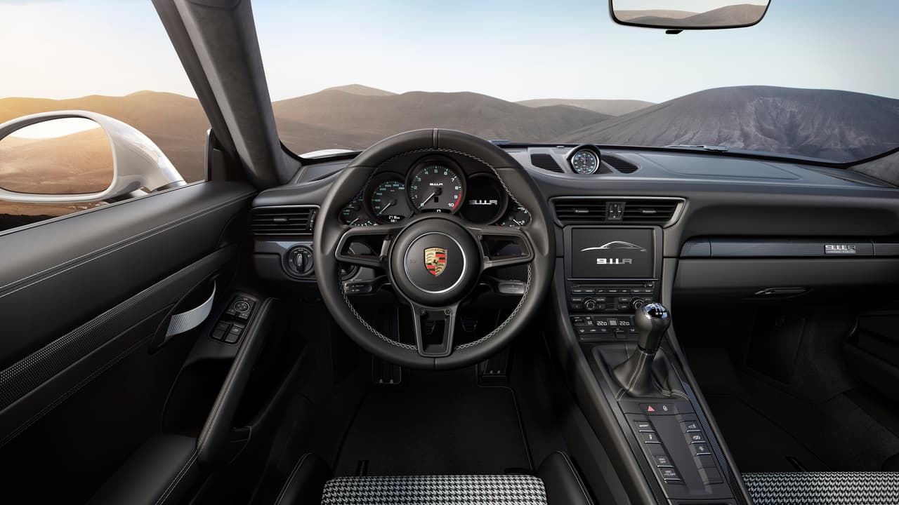 El volante llega con un diseño exclusivo para el modelo. Además, la tapicería de los asientos de seguro también enamorará a los seguidores de esta marca, presentando un diseño de tapizado igual al de modelos clásicos de Porsche