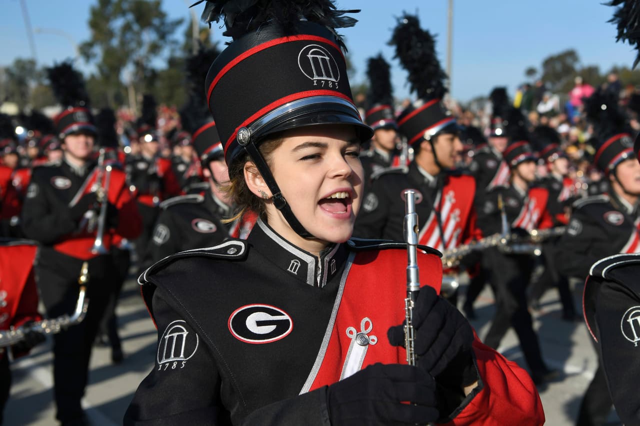 Una integrante de la banda musical de la Universidad de Georgia, cuyo equipo de futbol americano disputa el Rose Bowl este lunes.