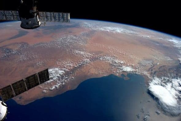 Trípoli y Libia mirando hacia el sur en la arenas rojas de África. Fotos de Reid Wiseman