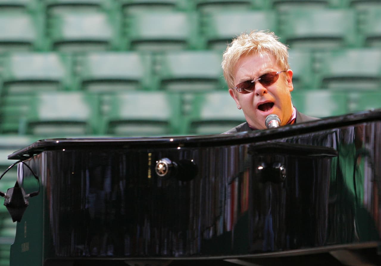 Cuando Elton John y Layún ‘jugaron’ para el equipo amarillo | Miguel Layún tuvo la dicha de formar parte de la historia de aquel club, igual que el cantante inglés.