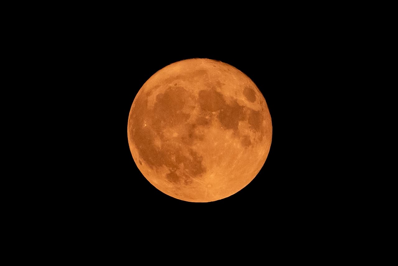 Una Superluna se produce cuando llega una Luna llena de perigeo; es decir, que ocurre cerca del momento en que está su órbita está más cerca de nuestro planeta.
<br>