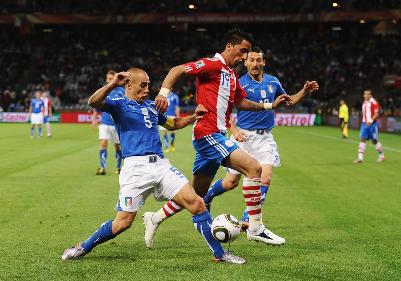 Tras el incidente en el cual 
<b>fue herido de bala, Cabañas dijo adiós al fútbol de élite. </b>Martino tuvo que nacionalizar al argentino Lucas Barrios para ocupar su lugar.