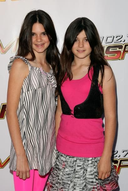 Este no es el único escándalo que persigue a la menor de las Jenner, mucho se habla de sus supuestas cirugías. Así lucía Kylie Jenner hace unos años atrás. Mira aquí los videos más chismosos.