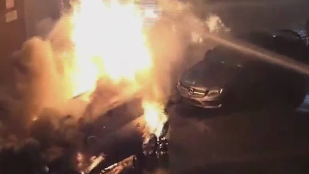 Explosión en Brooklyn: Bola de fuego en transformador deja heridos y varios autos quemados