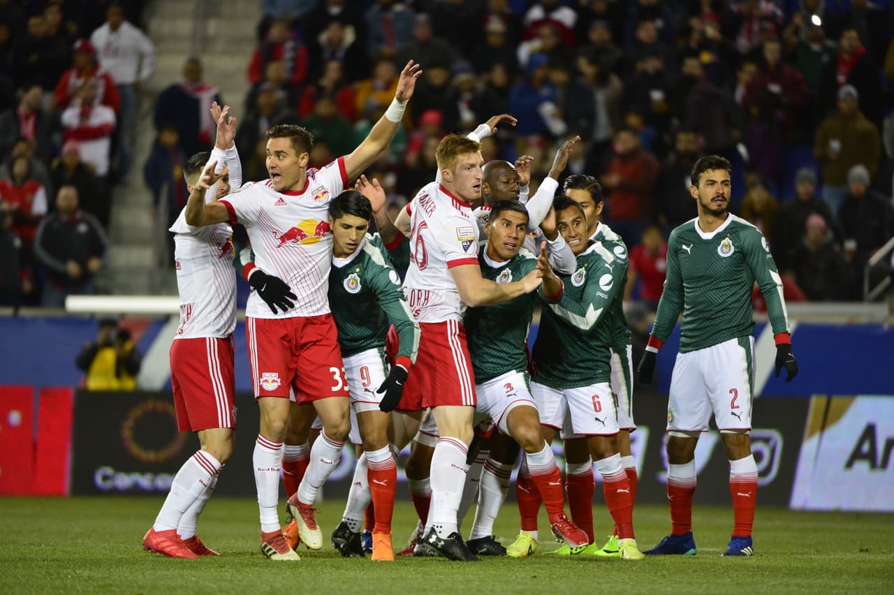 Las más claras de la primera mitad las tuvo el equipo local, pero la puntería les falló en sus remates.