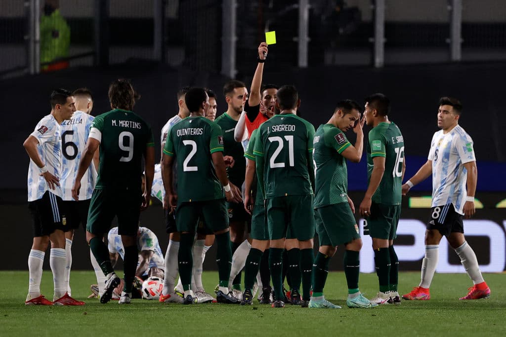Con un asombroso hat trick de Lionel Messi, Argentina golea 3-0 a Bolivia y se sitúan en la segunda plaza de manera solitaria.