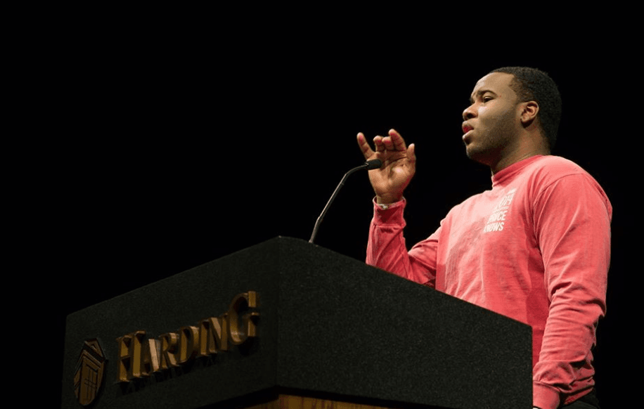Una policía mató a un hombre en un apartamento; la oficial dice que creía era su propio hogar