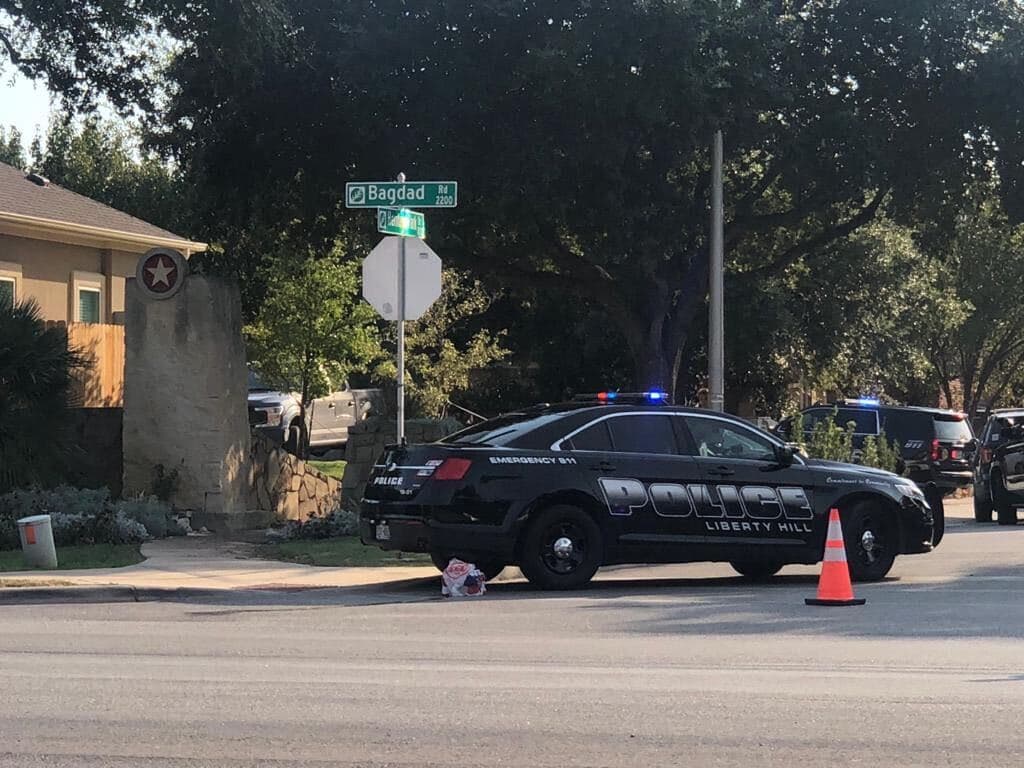 El sospechoso fue descrito como un hombre en sus 20 años.
<br>
<br>El Departamento de Seguridad Pública de Texas, Texas Rangers, SWAT, la Policía de Round Rock, la Policía de Leander y la oficina del alguacil del condado de Williamson estuvieron entre las agencias policiales que respondieron a la escena.