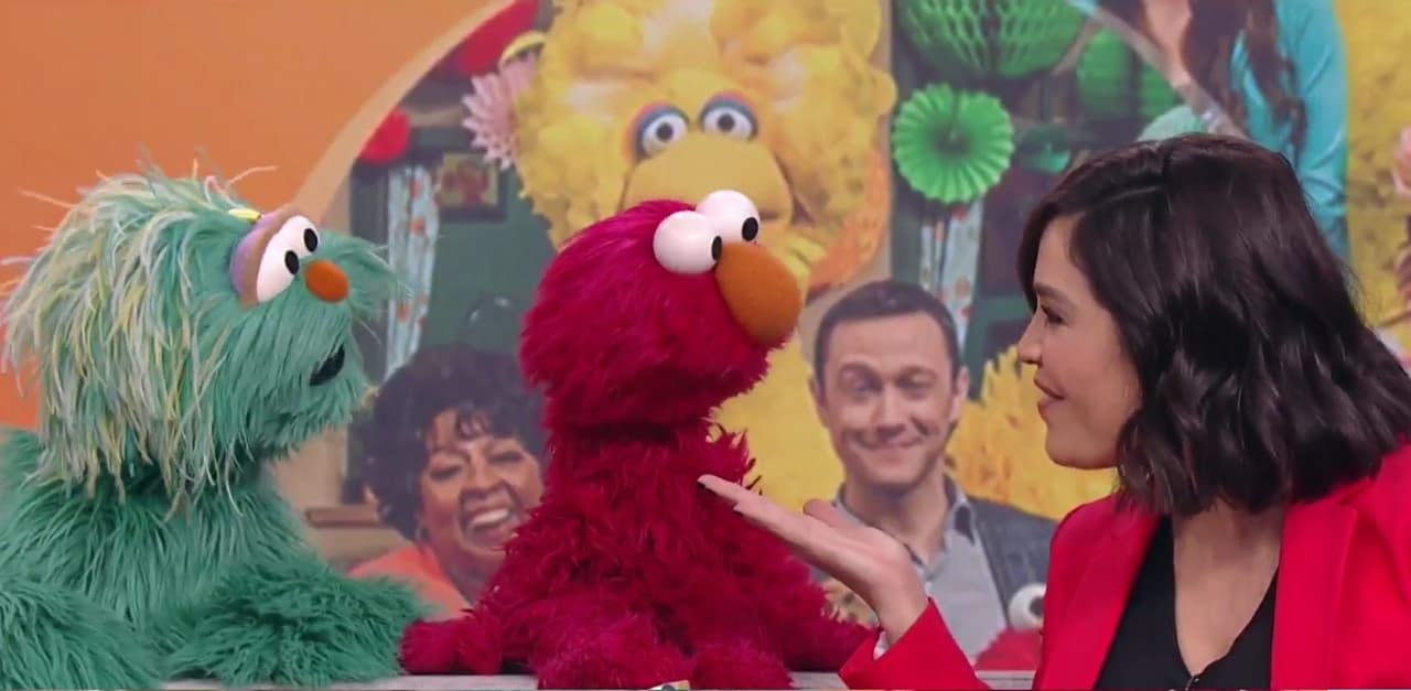 Rosita y Elmo se declararon amigos de la conductora e invitaron a todos en el estudio a visitarlos en 'Sesame Street'.