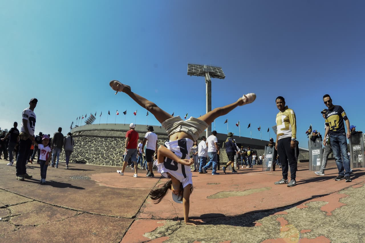 Los fanáticos de Pumas UNAM y América llegaron al estadio de Ciudad Universitaria con su colorido y alegría para una nueva edición del Clásico Capitalino en la Jornada 7 del Clausura 2019 en la Liga MX.
