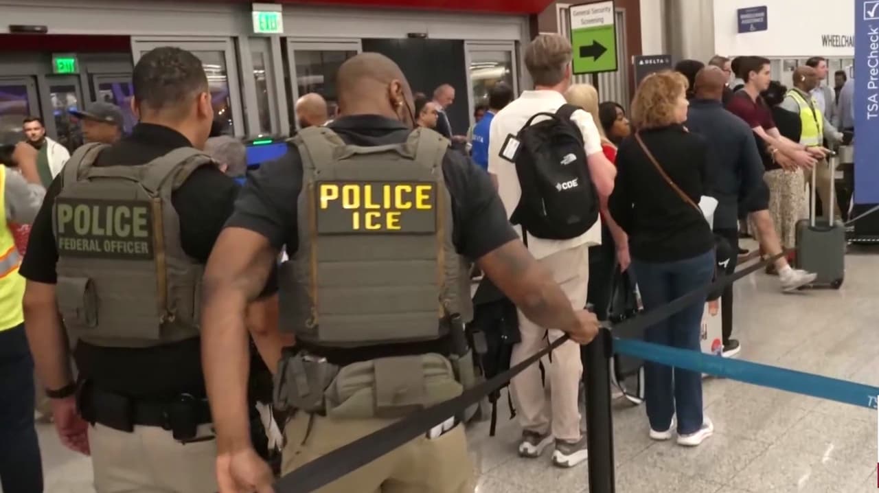Temor entre inmigrantes por presencia de agentes de ICE en aeropuertos de Texas