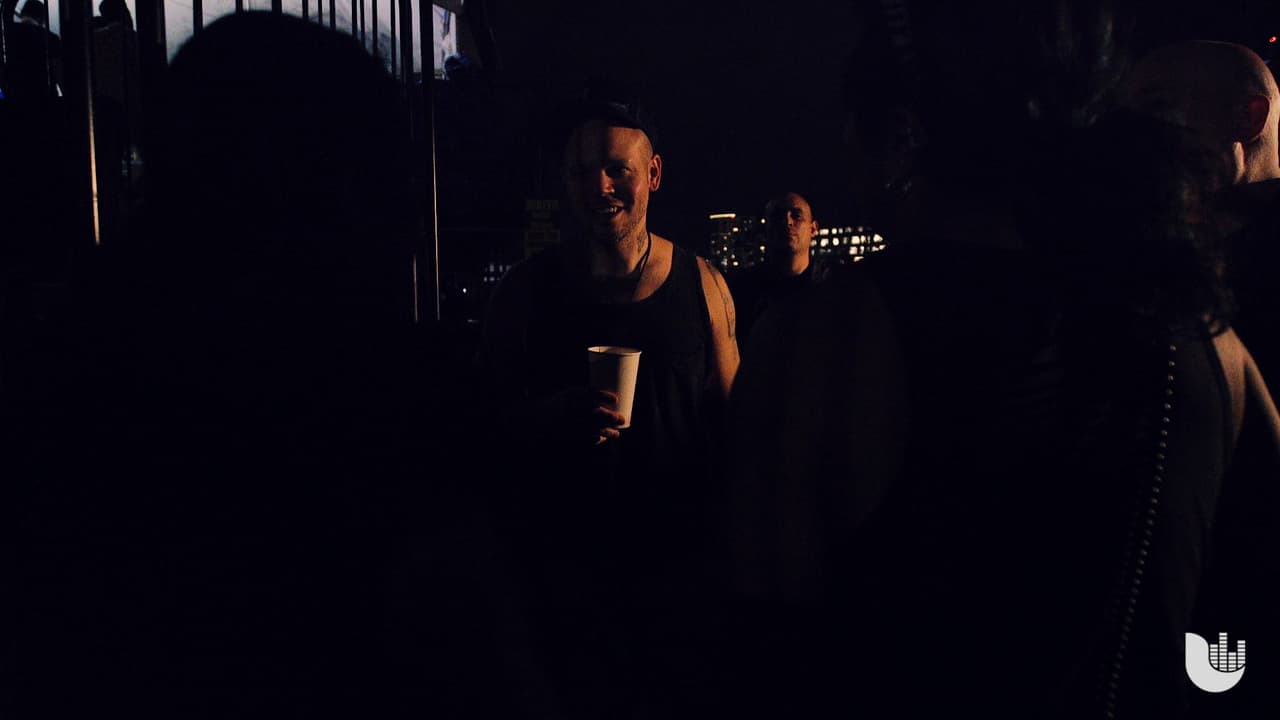 Para calentar motores, no puede faltar un poco de ron. Esta vez, le regalaron a Residente un ron venezolano, Santa Teresa. "Le voy a tomar una foto para enviárselo a Edgar Ramírez", dijo el artista, quien había dirigido al actor venezolano para el video de su tema 'Desencuentro' unas semanas antes.